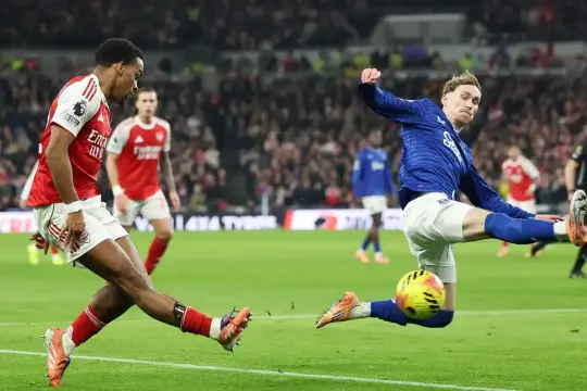 آرسنال يستعيد صدارة الدوري الإنجليزي بفوز صعب على إيفرتون