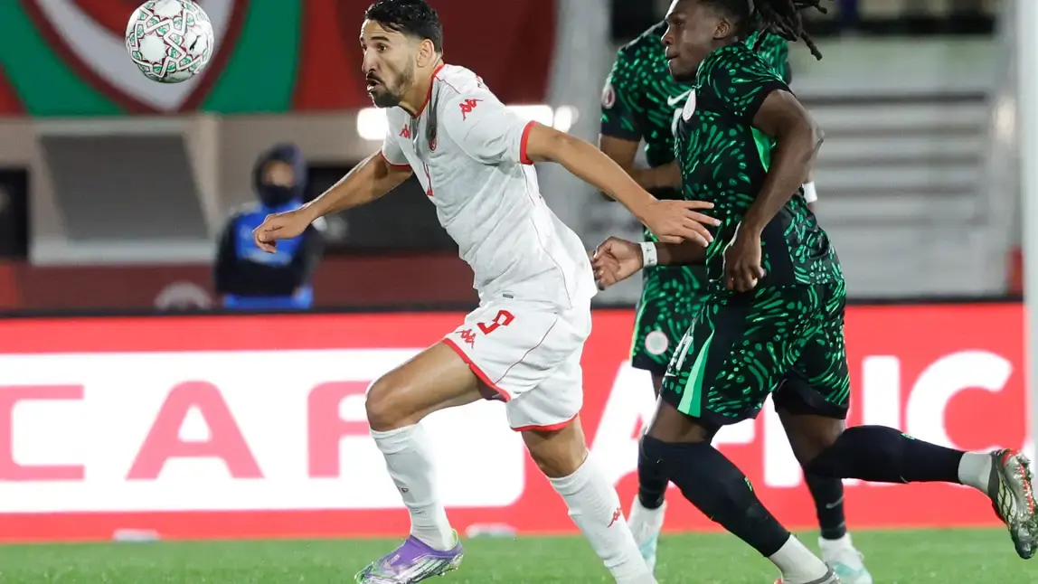 أوسيمين ولوكمان يقودان النسور الخضر لصدارة المجموعة رغم عودة تونس المتأخرة