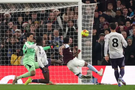 أستون فيلا يُسقط مانشستر يونايتد ويواصل التألق بين الكبار