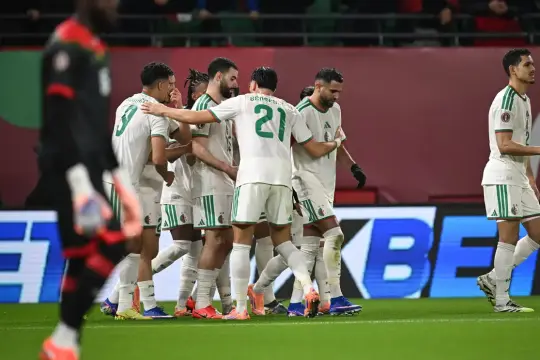 محرز يقود الجزائر للفوز على بوركينا فاسو والتأهل إلى ثمن نهائي أمم إفريقيا