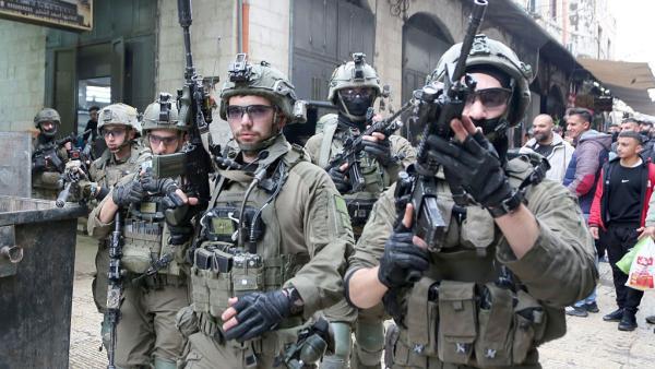 شاب وطفل يُعتقلان وقوات المستوطنين تهاجم أراضي الفلسطينيين غرب بيت إكسا