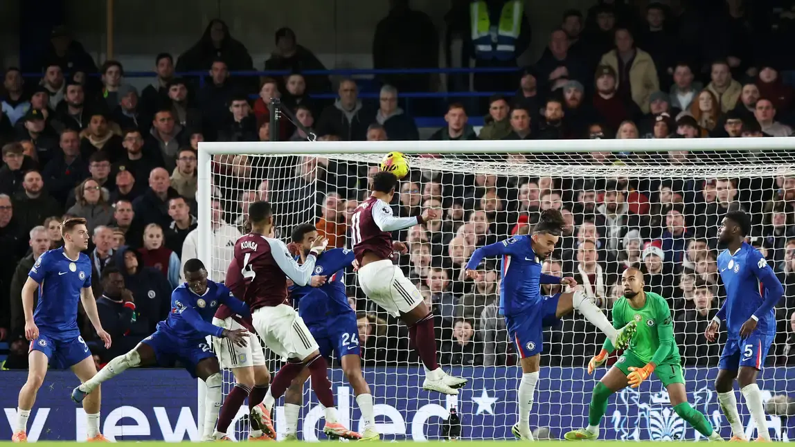 ثنائية أولي واتكينز تقود الفيلانز لانتصار مثير وتعزز موقعهم في المربع الذهبي