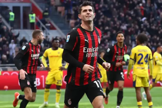 ميلان يكتسح هيلاس فيرونا بثلاثية ويعود لصدارة الدوري الإيطالي