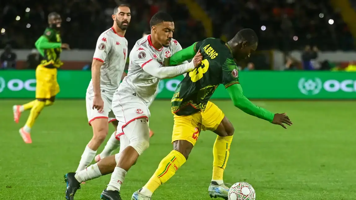 نسور قرطاج يودّعون البطولة رغم التفوق العددي بعد تعادل مثير (1-1) في الدار البيضاء