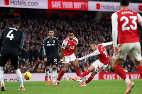 أرسنال يكتسح أستون فيلا ويُنهي العام في صدارة الدوري الإنجليزي