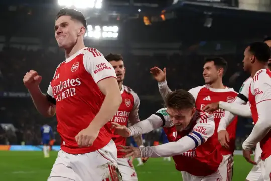 آرسنال يتفوق على تشيلسي في قمة مثيرة ويقترب من نهائي كأس الرابطة الإنجليزية