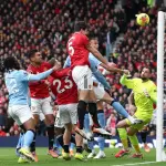 مانشستر يونايتد يهزم السيتي بثنائية ويمنح كاريك بداية مثالية