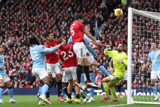 فيديو: مانشستر يونايتد يهزم السيتي بثنائية ويمنح كاريك بداية مثالية