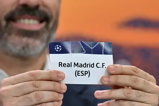 قرعة ملحق دوري أبطال أوروبا تضع ريال مدريد في مواجهة بنفيكا وتشعل صدامات نارية