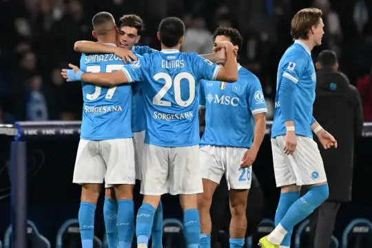 نابولي يتجاوز فيورنتينا بصعوبة ويواصل مطاردة الصدارة في الدوري الإيطالي