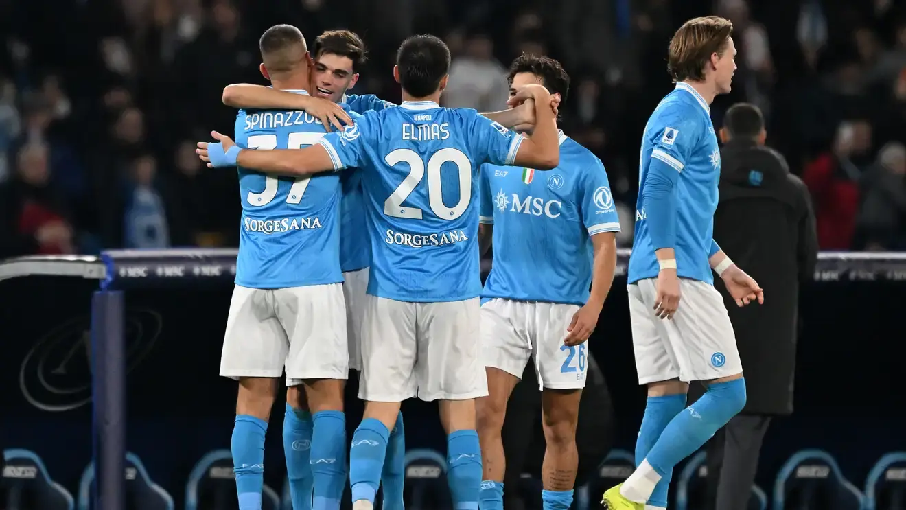 نابولي يتجاوز فيورنتينا بصعوبة ويواصل مطاردة الصدارة في الدوري الإيطالي