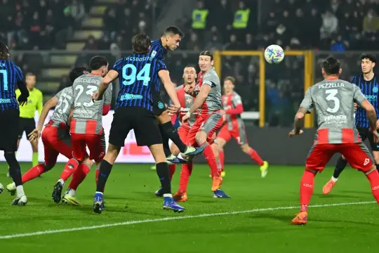 إنتر ميلان يعزز صدارته للدوري الإيطالي بفوز مريح على كريمونيزي