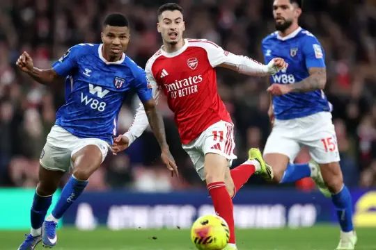 آرسنال يواصل التحليق في الصدارة وتشيلسي يتوهج بالهاتريك في جولة مليئة بالإثارة بالبريميرليغ