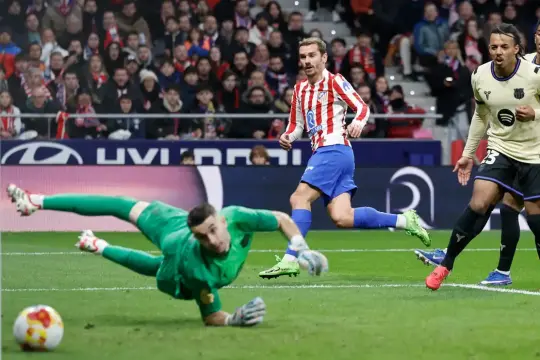 أتلتيكو مدريد يكتسح برشلونة 4-0 ويقترب من نهائي كأس إسبانيا