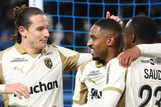 لانس يكتسح باريس إف سي بخماسية نظيفة ويعتلي صدارة الدوري الفرنسي