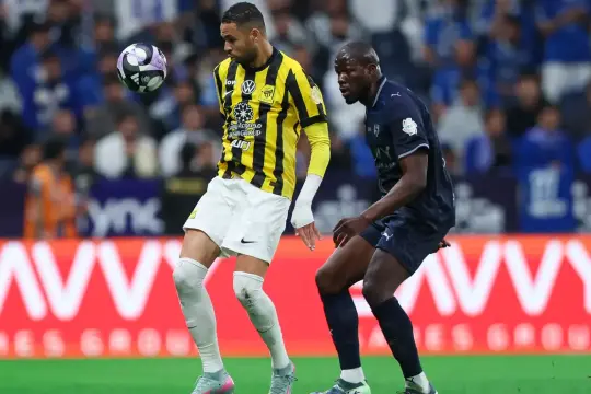 الهلال يتعثر أمام الاتحاد والنصر ينتزع صدارة دوري روشن برباعية في الحزم