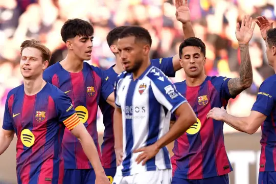 برشلونة يستعيد صدارة الليغا بثلاثية في شباك ليفانتي