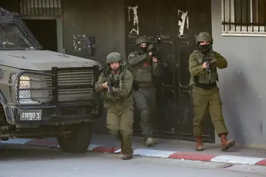 جيش الاحتلال ينفذ حملة اعتقالات واسعة في الضفة الغربية تشمل 40 فلسطينيًا