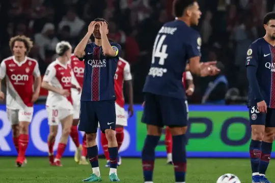 موناكو يسقط باريس سان جيرمان بثلاثية في الدوري الفرنسي ويشعل صراع الصدارة