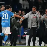 نابولي يتجاوز تورينو بثنائية ويواصل مطاردة الصدارة في الدوري الإيطالي