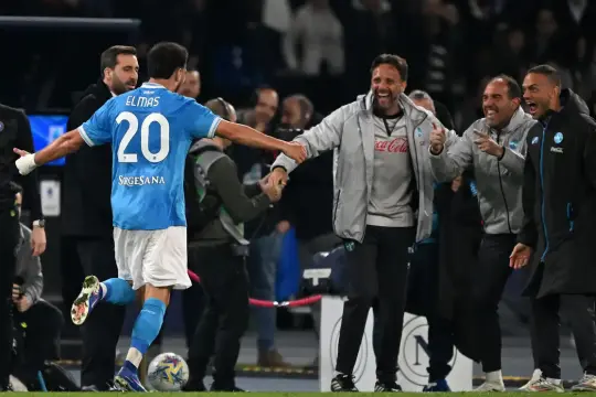 نابولي يتجاوز تورينو بثنائية ويواصل مطاردة الصدارة في الدوري الإيطالي