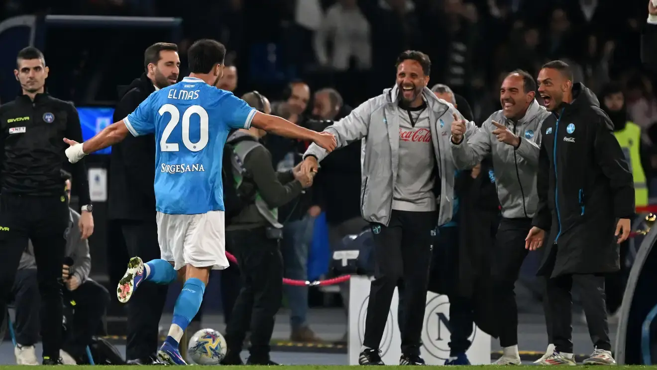 الفريق الجنوبي يحسم المواجهة بنتيجة 2-1 على ملعب مارادونا ويرفع رصيده إلى 56 نقطة في جدول الكالتشيو