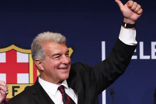 خوان لابورتا يحسم انتخابات رئاسة برشلونة ويضمن ولاية جديدة حتى 2031