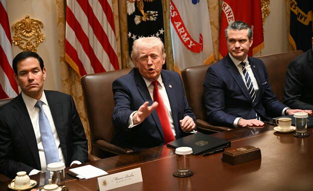 تقارير تفيد بأن وزير الدفاع كان يستعد للإعلان عن تقليص الوجود العسكري، قبل أن تتدخل قيادات في الإدارة لإرجاء القرار.