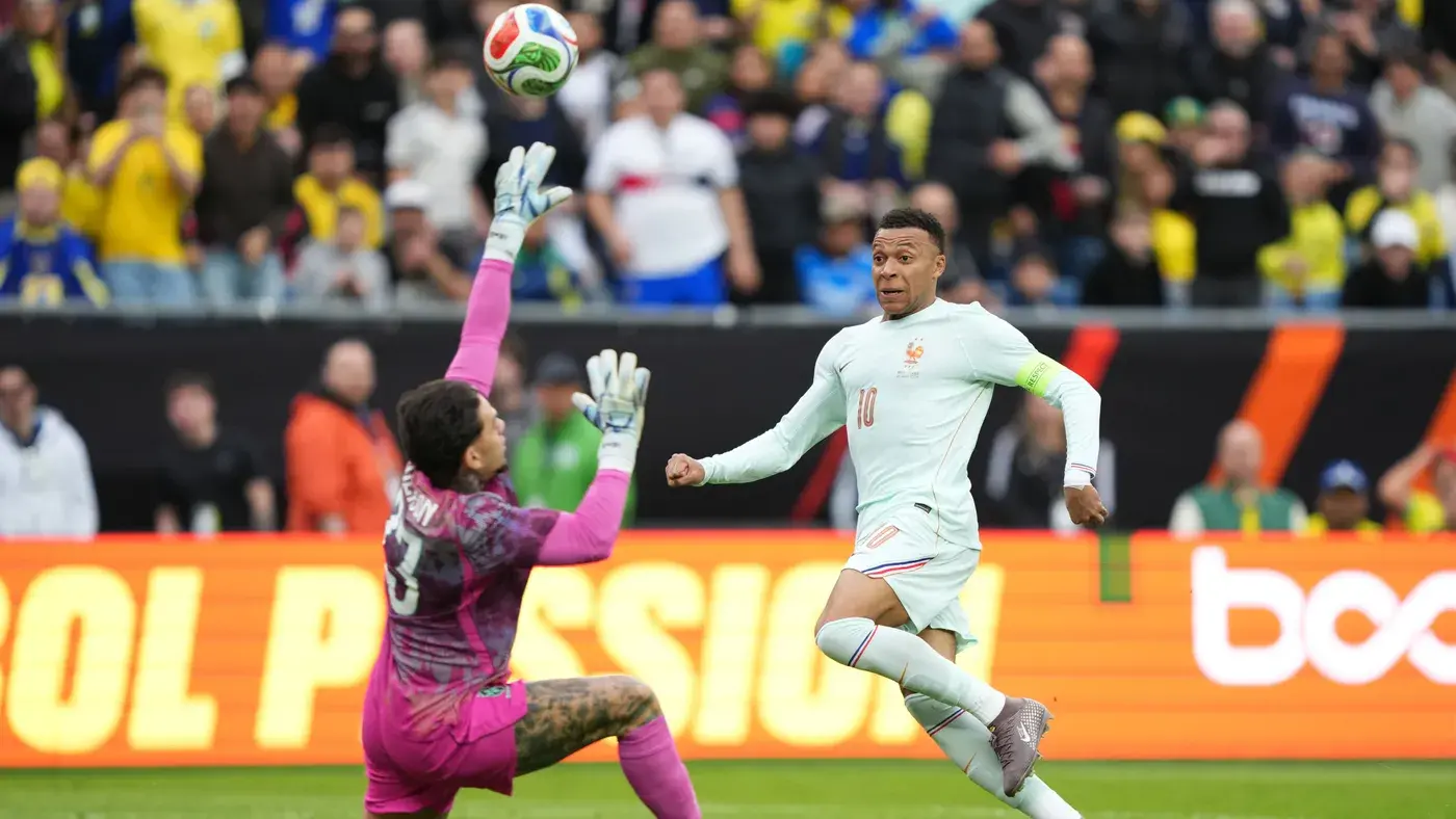 مبابي وإيكيتيكي يقودان “الديوك” للفوز رغم النقص العددي وإصابات تقلق برشلونة وباريس