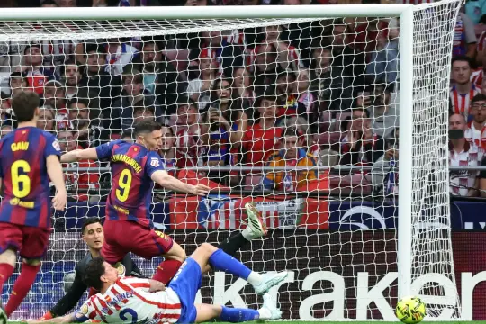 برشلونة يحسم قمة أتلتيكو بهدف قاتل ويبتعد في صدارة الليجا