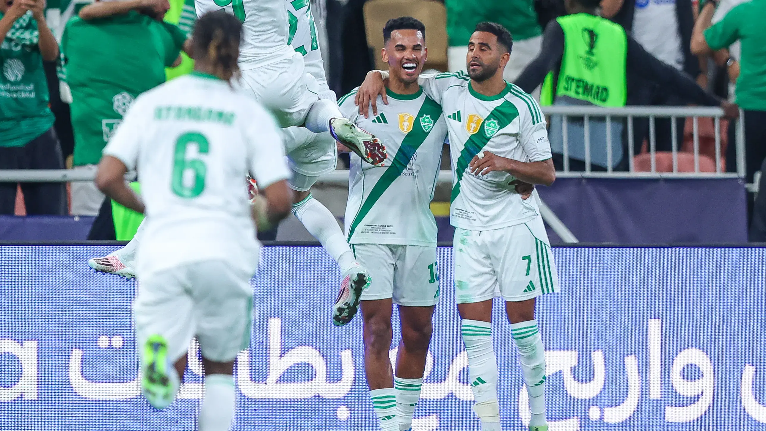 ركلة حرة حاسمة في الوقت الإضافي تُبقي "الراقي" في سباق الدفاع عن اللقب القاري