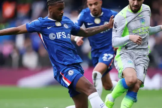 مانشستر سيتي يكتسح تشيلسي بثلاثية ويواصل مطاردة آرسنال في البريميرليغ