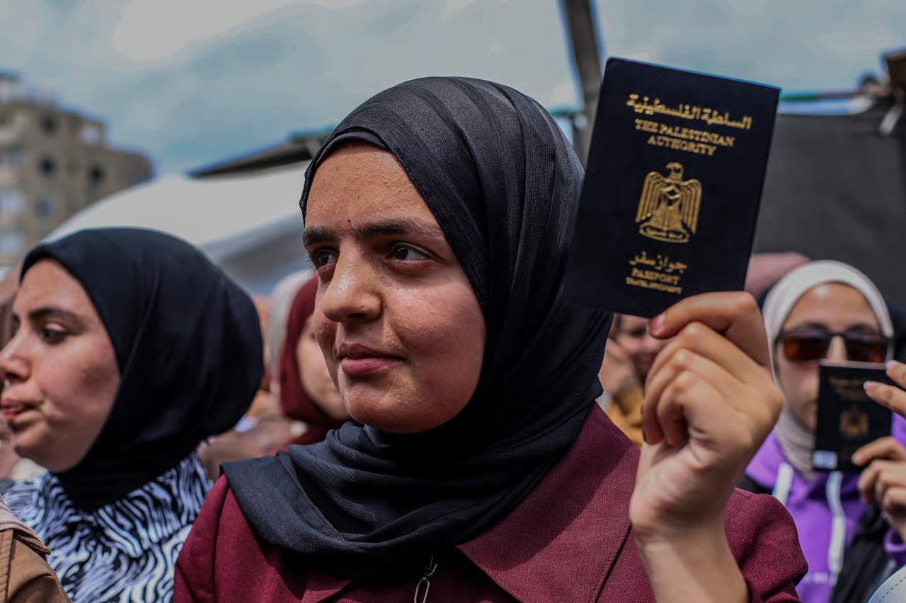 طلاب وباحثون فلسطينيون حصلوا على مقاعد ممولة في جامعات بلجيكية، لكن غياب قرار حكومي بشأن إجلائهم يحول دون وصولهم إلى الدراسة