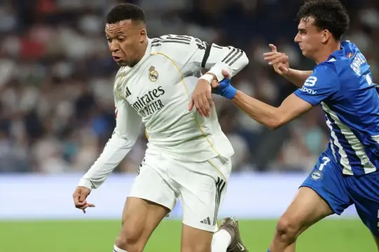 ريال مدريد يستعيد توازنه بثنائية مبابي وفينيسيوس أمام ديبورتيفو آلافيس