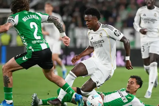 تعادل قاتل بين ريال بيتيس وريال مدريد يقرب برشلونة من لقب الليجا