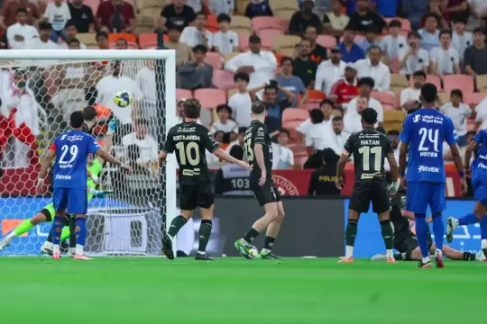 فيديو: الهلال يتوج بكأس خادم الحرمين الشريفين للمرة العاشرة بعد فوز مثير على الخلود