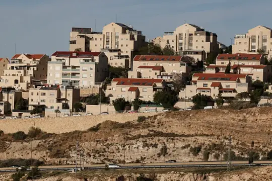 أكثر من 60 خبيرًا اقتصاديًا إسرائيليًا يحذّرون من كلفة التوسع الاستيطاني والعقوبات الدولية