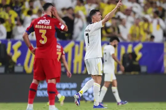 فيديو: الأول لرونالدو .. النصر يتوج بلقب دوري روشن السعودي بعد رباعية مثيرة أمام ضمك