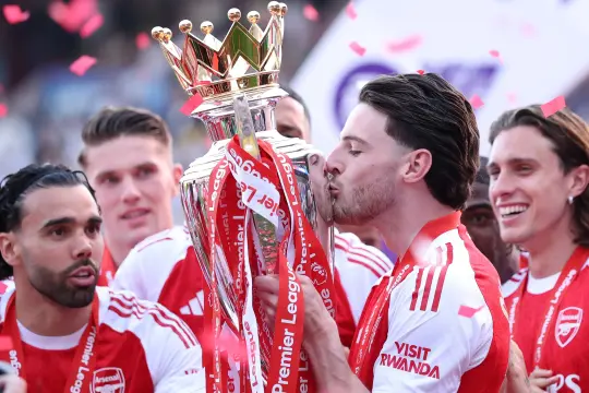 أرسنال يتوّج بلقب الدوري الإنجليزي ويختتم موسمه بفوز على كريستال بالاس