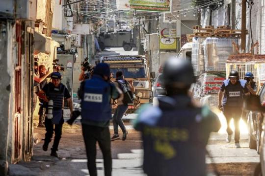 55 انتهاكًا بحق الصحفيين الفلسطينيين خلال أيار: تصاعد استهداف الإعلام في الضفة وغزة