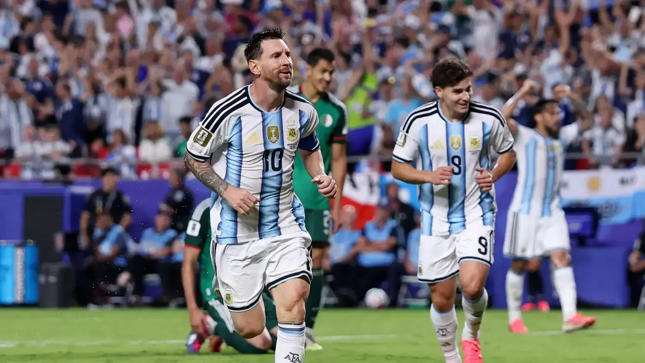 المنتخب الجزائري يتلقى خسارته الأولى بثلاثية نظيفة فيما اعتلى ميسي صدارة الهدافين مبكراً