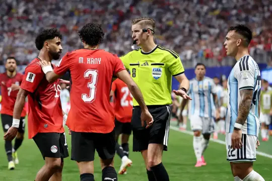 الاتحاد المصري يتقدم بشكوى رسمية إلى "فيفا" ضد حكم مباراة الأرجنتين ويطالب باستبعاده من المونديال