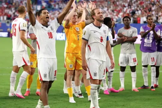 إنجلترا تهزم النرويج بعد وقت إضافي وتحجز مقعدها في نصف نهائي مونديال 2026 وسط جدل تحكيمي