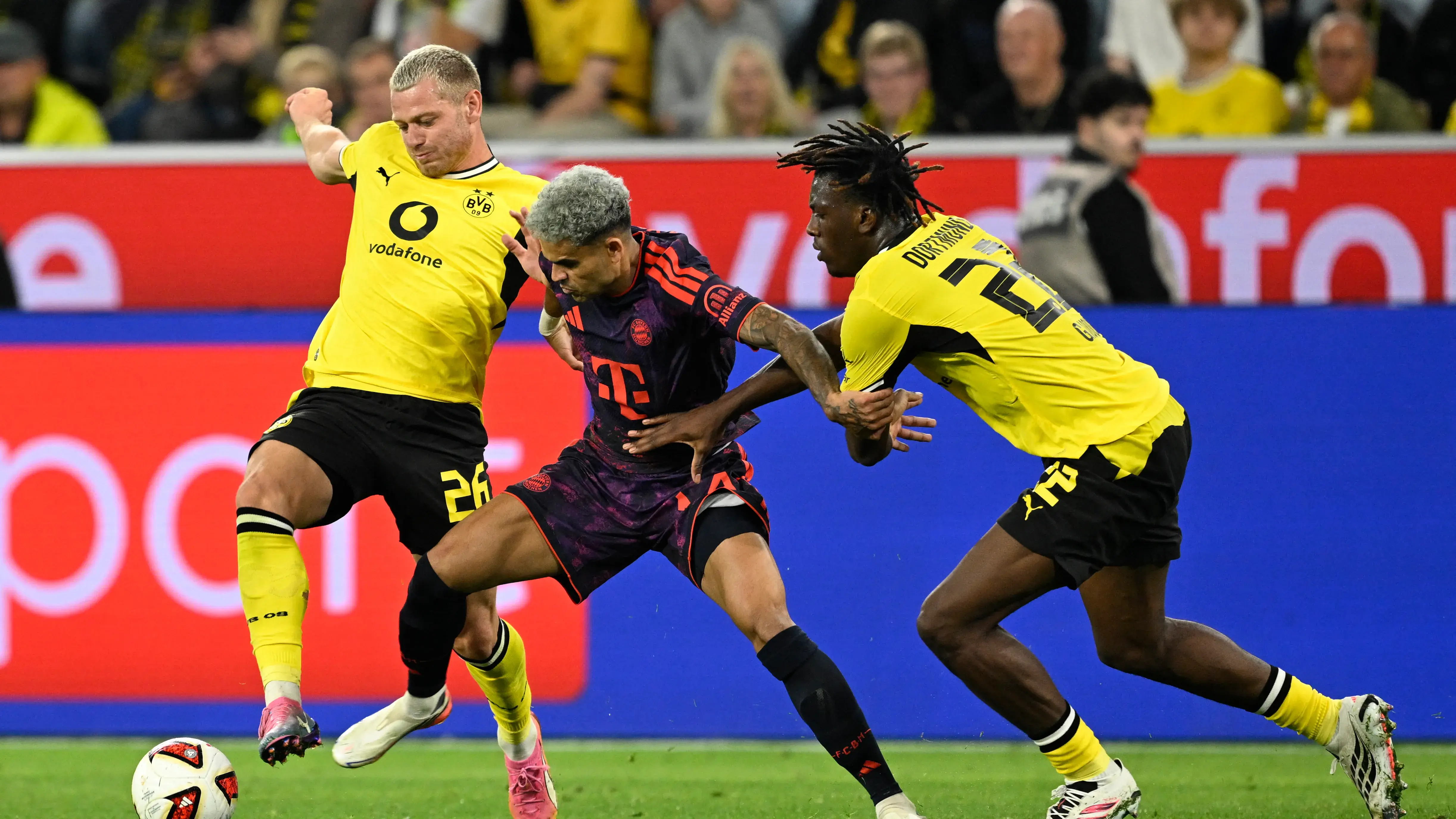 الفريق البافاري يحسم كلاسيكو ألمانيا بنتيجة 2-1 ويحرز اللقب للمرة الـ12 في تاريخه رغم انتفاضة دورتموند المتأخرة