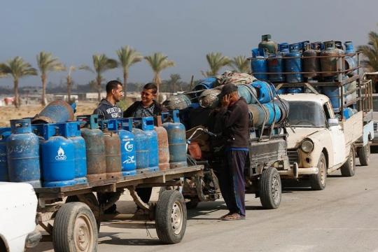 دخول 5 شاحنات غاز طهي إلى غزة