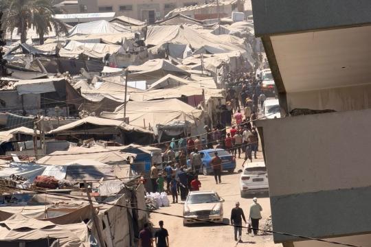 مصابون في غارة إسرائيلية استهدفت خيمة نازحين وسط مدينة غزة