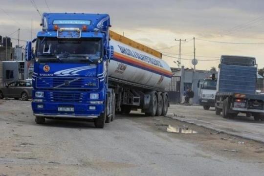 دخول 5 شاحنات غاز طهي إلى غزة وتوزيعها على 11,240 مستفيداً