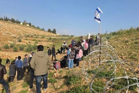 الاحتلال يقمع وقفة طلابية في مسافر يطا ويمنع وصول طلبة مدرسة “أم الخير” لمدرستهم