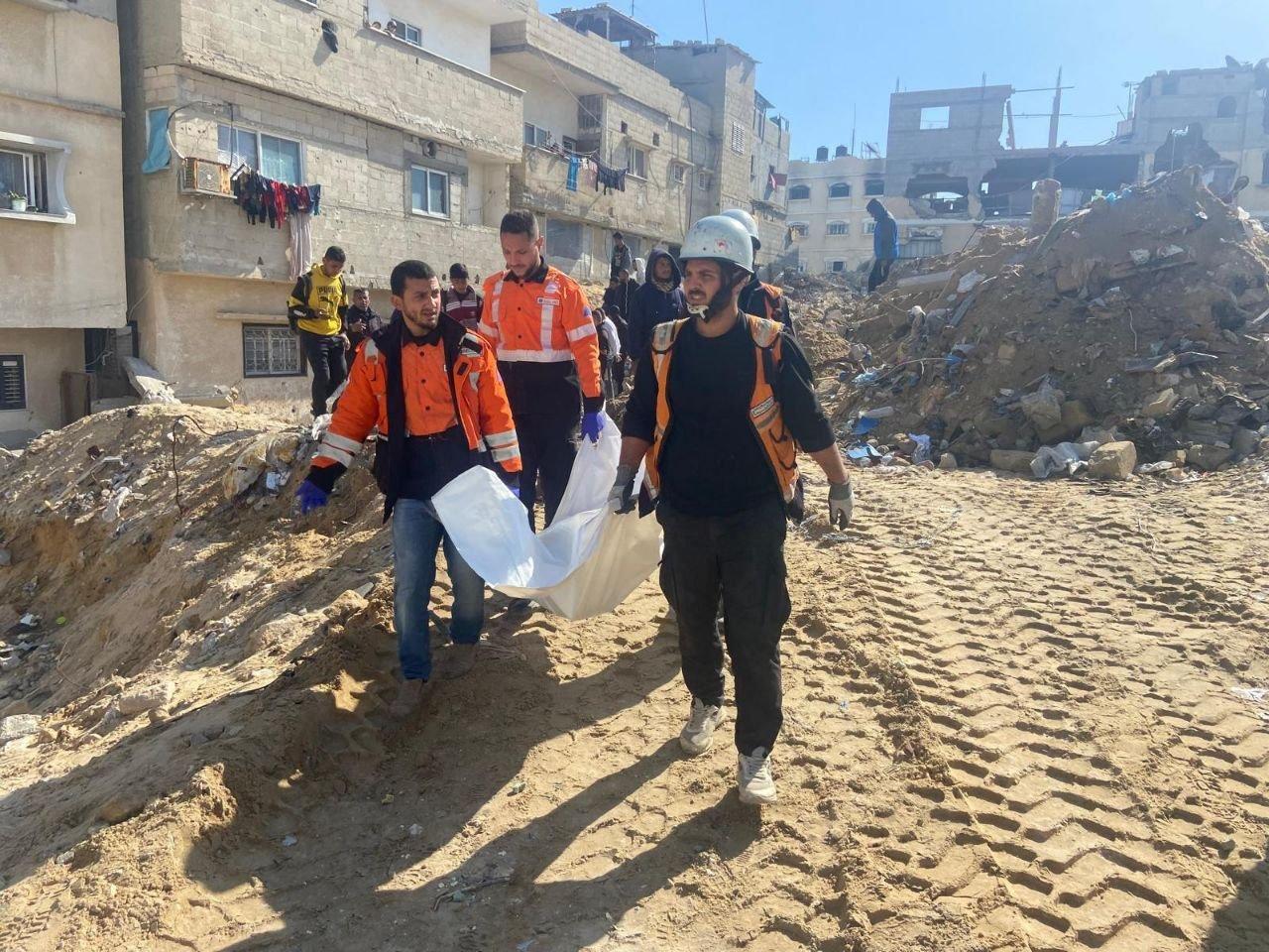 الطواقم تبدأ عمليات البحث في 147 منزلاً مدمراً بإمكانات محدودة، وسط تقديرات بوجود أكثر من ألف شهيد مفقود تحت الركام.