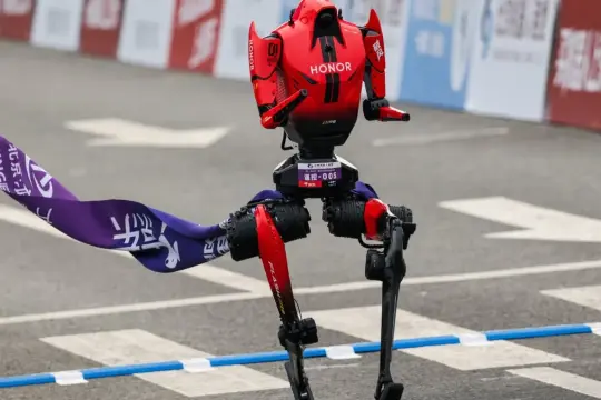 روبوت صيني يتفوق على البشر ويكمل نصف ماراثون بكين خلال 50 دقيقة